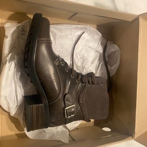 Taos Crave Boots Grey, But Looks Brown
